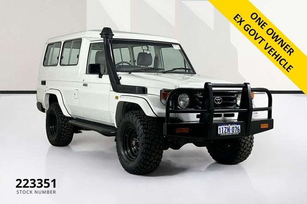 2002 Toyota Landcruiser (4x4) 3 SEAT HZJ78R image