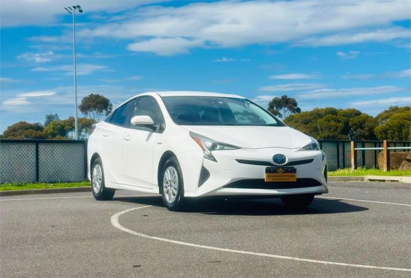 2018 Toyota Prius Hatchback ZVW55 S image