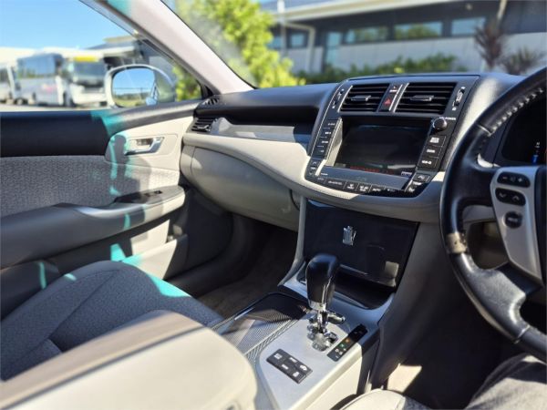 2011 Toyota Crown Sedan GWS204 L Package image