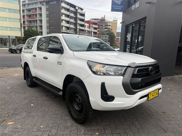 2020 TOYOTA HILUX DOUBLE CAB P/UP GUN126R FACELIFT SR (4x4) image