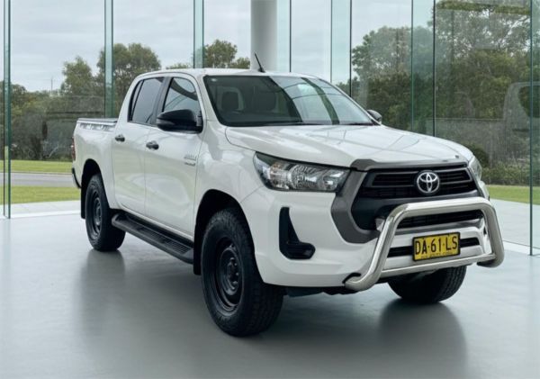 2020 TOYOTA HILUX DOUBLE CAB P/UP GUN126R FACELIFT SR (4x4) image