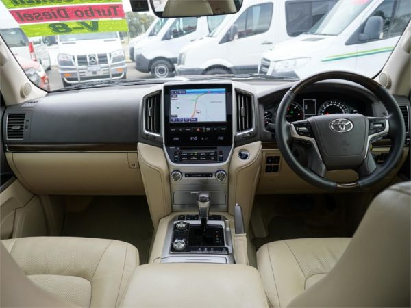 2019 Toyota Landcruiser VDJ200R Sahara image