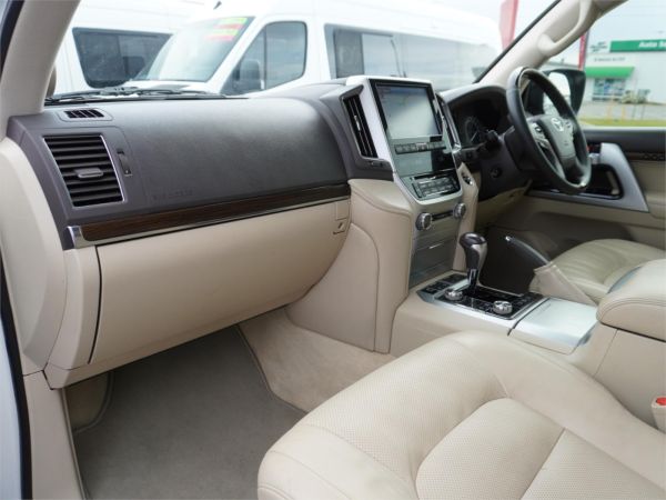 2019 Toyota Landcruiser VDJ200R Sahara image
