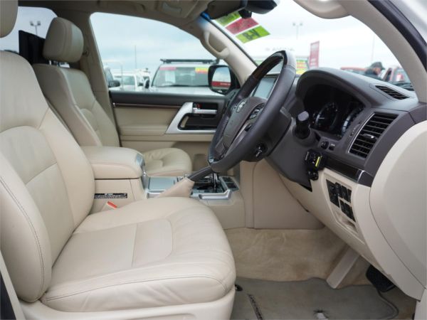 2019 Toyota Landcruiser VDJ200R Sahara image
