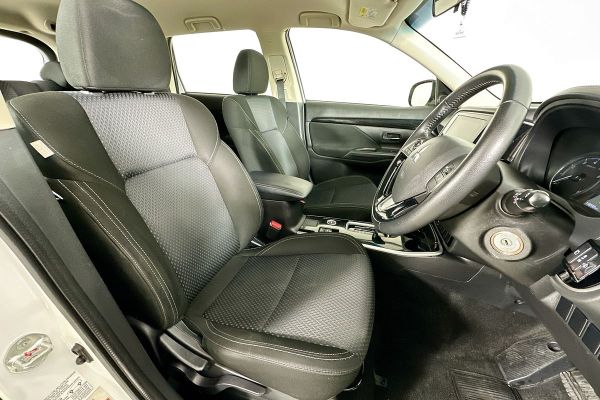 2018 Mitsubishi OUTLANDER ES 7 SEAT (AWD) ZL MY19 image