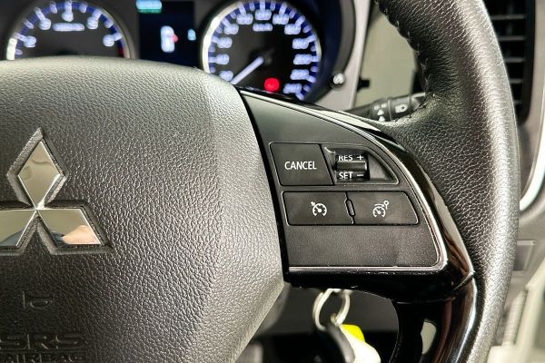 2018 Mitsubishi OUTLANDER ES 7 SEAT (AWD) ZL MY19 image