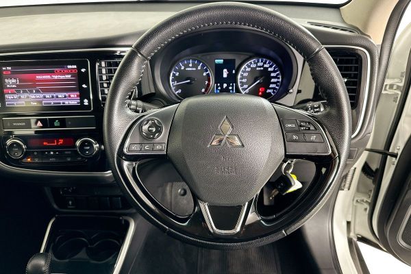 2018 Mitsubishi OUTLANDER ES 7 SEAT (AWD) ZL MY19 image