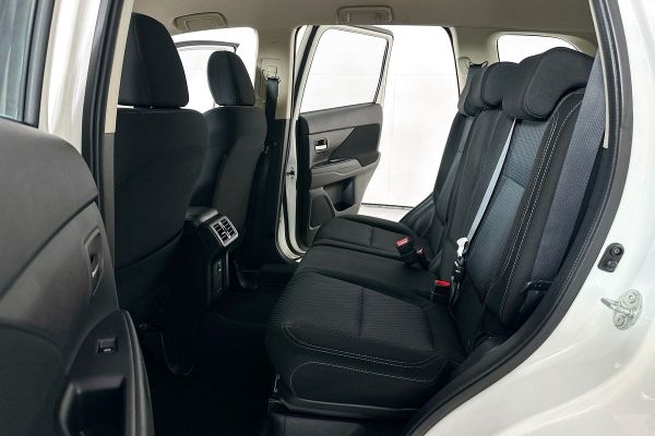 2018 Mitsubishi OUTLANDER ES 7 SEAT (AWD) ZL MY19 image