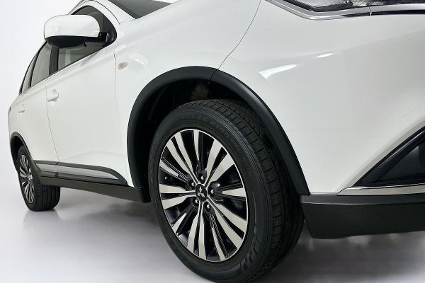 2018 Mitsubishi OUTLANDER ES 7 SEAT (AWD) ZL MY19 image
