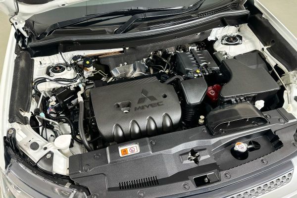 2018 Mitsubishi OUTLANDER ES 7 SEAT (AWD) ZL MY19 image