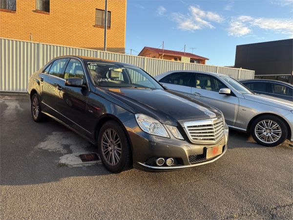2010 Mercedes-Benz E-Class Sedan W212 E220 CDI BlueEFFICIENCY Elegance image