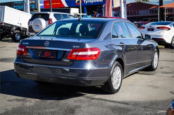 2010 Mercedes-Benz E-Class Sedan W212 E220 CDI BlueEFFICIENCY Elegance image