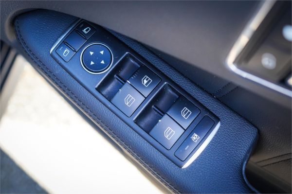 2010 Mercedes-Benz E-Class Sedan W212 E220 CDI BlueEFFICIENCY Elegance image