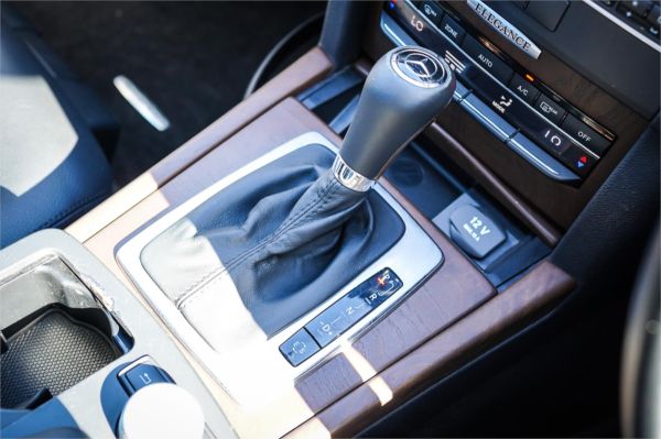 2010 Mercedes-Benz E-Class Sedan W212 E220 CDI BlueEFFICIENCY Elegance image