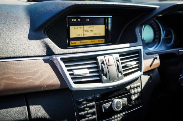 2010 Mercedes-Benz E-Class Sedan W212 E220 CDI BlueEFFICIENCY Elegance image