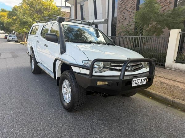 2013 Mitsubishi Triton MN MY13 GLX (4x4) White Crystal 5 Speed Manual 4x4 Double Cab Utility image