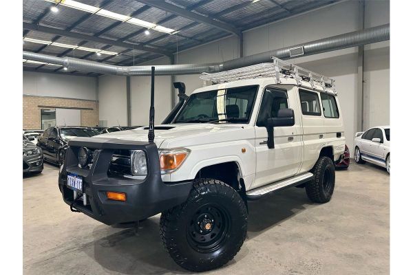 2011 Toyota Landcruiser GXL VDJ76R image