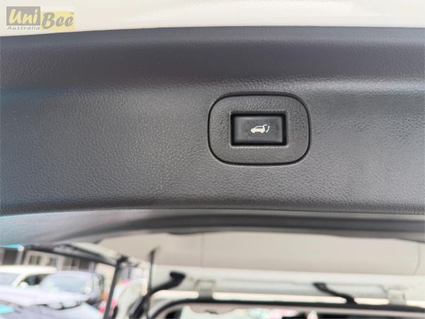 2010 Nissan Elgrand Wagon PE52 Rider image