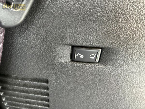 2010 Nissan Elgrand Wagon PE52 Rider image