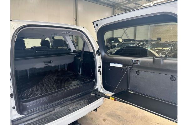 2018 Toyota Landcruiser GXL VDJ200R image