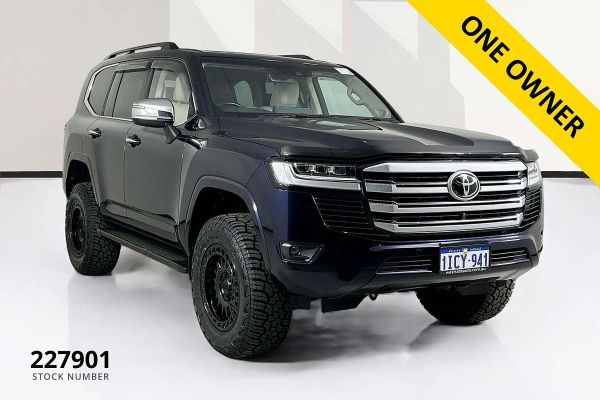 2024 Toyota Landcruiser FJA300R Sahara image