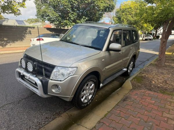 2010 Mitsubishi Pajero NT MY10 Activ Gold Metallic 5 Speed Auto Sports Mode Wagon image