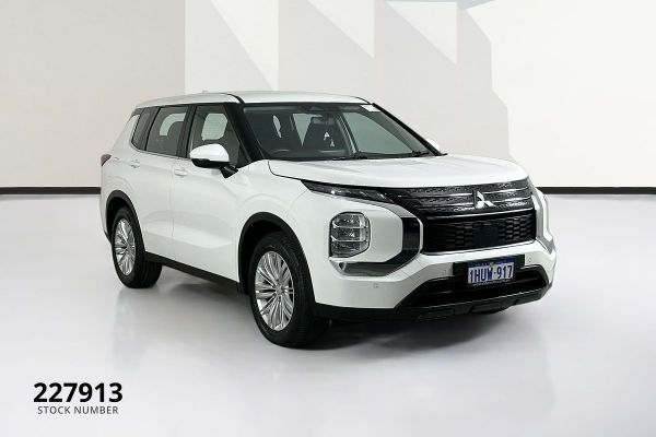 2023 Mitsubishi Outlander ZM ES image