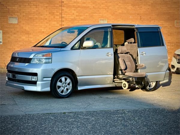 2003 Toyota Voxy Wagon AZR60 image