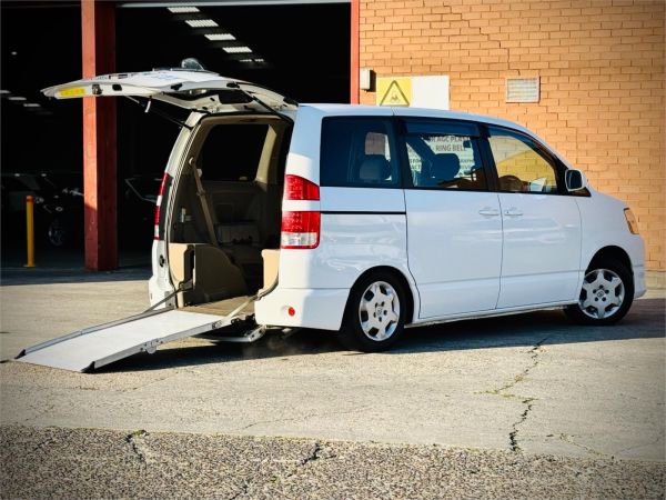 2005 Toyota Voxy Wagon Welcab image