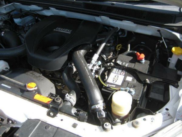 2015 Isuzu MU-X White Automatic Wagon image