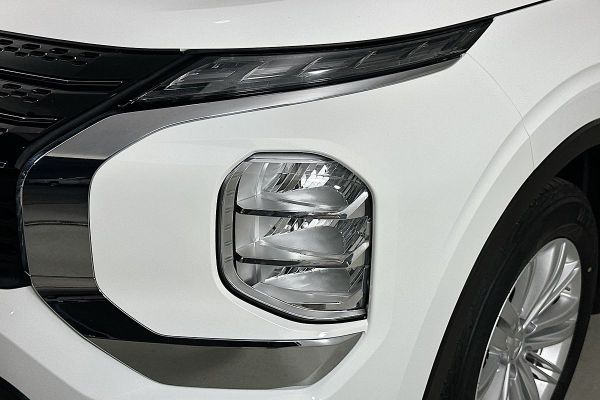 2023 Mitsubishi Outlander ZM ES image