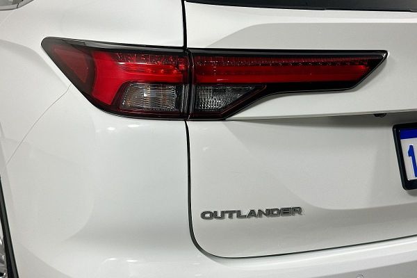 2023 Mitsubishi Outlander ZM ES image