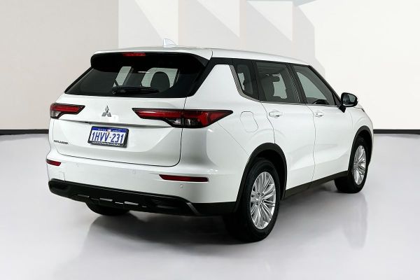 2023 Mitsubishi Outlander ZM ES image