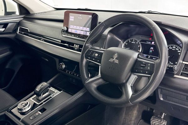 2023 Mitsubishi Outlander ZM ES image