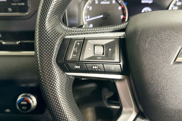 2023 Mitsubishi Outlander ZM ES image