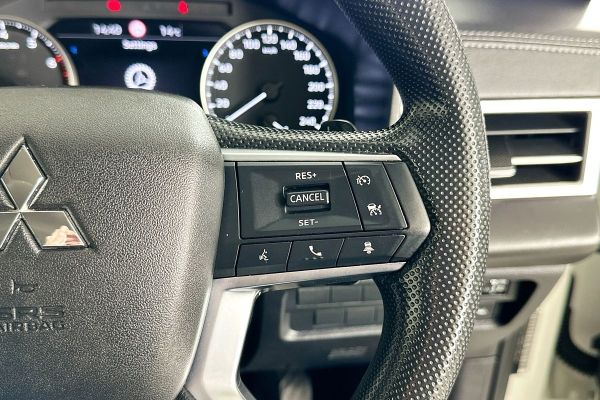2023 Mitsubishi Outlander ZM ES image