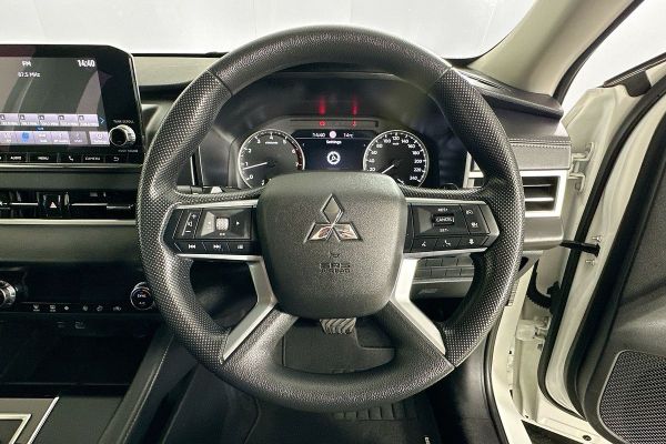 2023 Mitsubishi Outlander ZM ES image