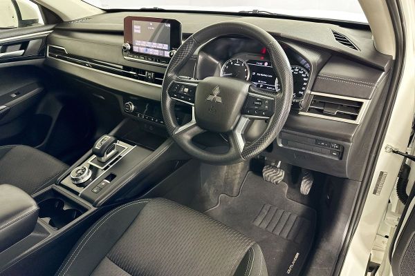 2023 Mitsubishi Outlander ZM ES image