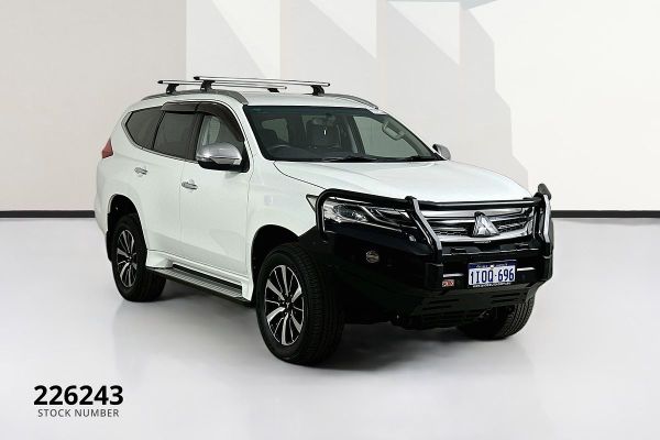 2015 Mitsubishi PAJERO SPORT GLX (4x4) QE image