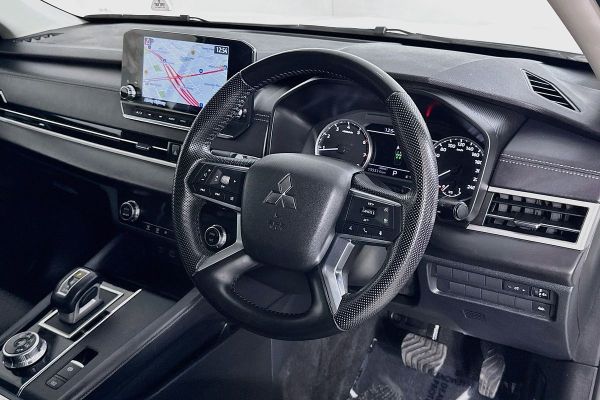 2023 Mitsubishi Outlander ZM LS image