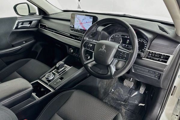 2023 Mitsubishi Outlander ZM LS image