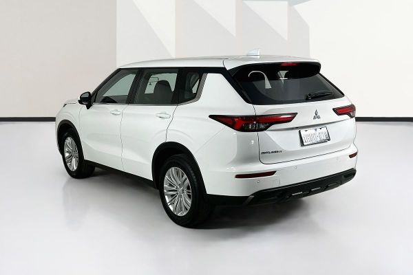 2023 Mitsubishi Outlander ZM ES image