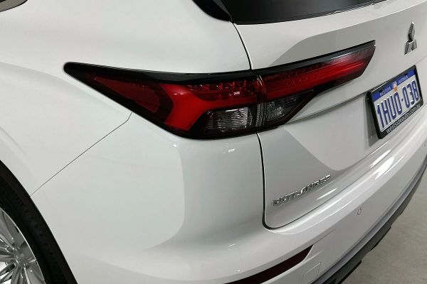 2023 Mitsubishi Outlander ZM ES image