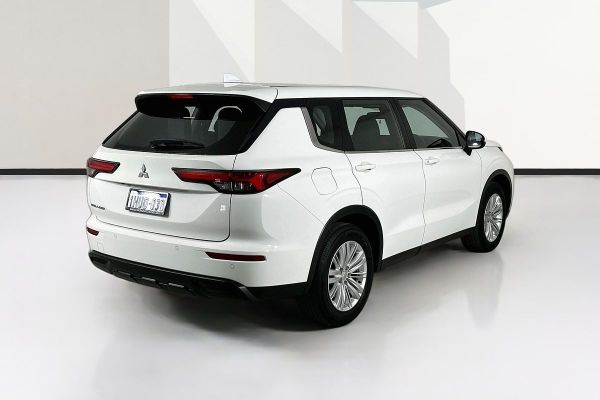 2023 Mitsubishi Outlander ZM ES image