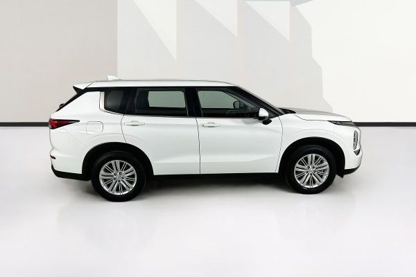2023 Mitsubishi Outlander ZM ES image