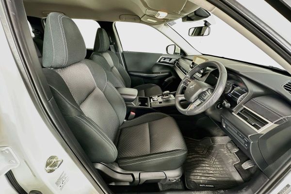 2023 Mitsubishi Outlander ZM ES image