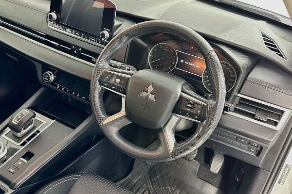 2023 Mitsubishi Outlander ZM ES image