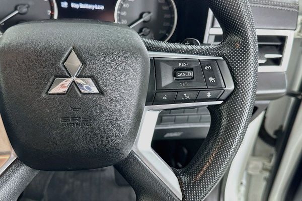 2023 Mitsubishi Outlander ZM ES image