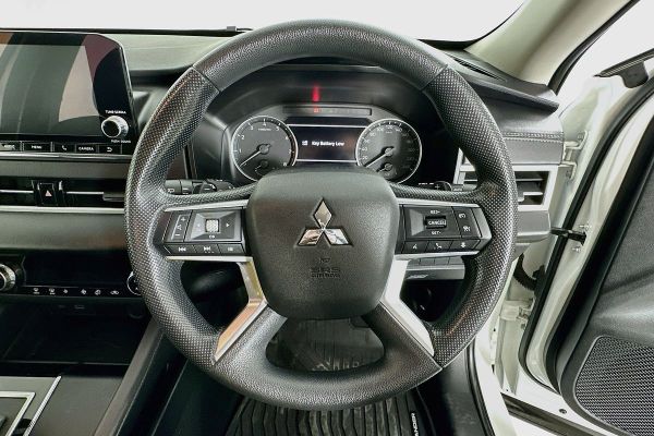 2023 Mitsubishi Outlander ZM ES image