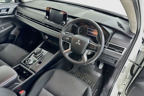 2023 Mitsubishi Outlander ZM ES image